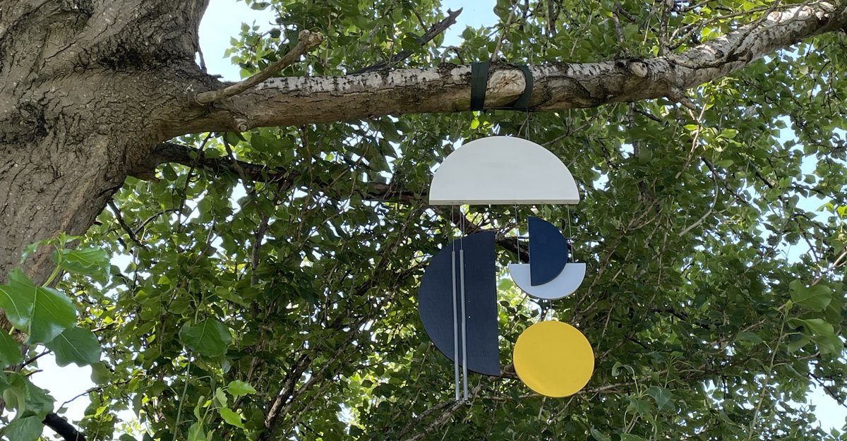 Rain or shine, real or sculptural — the birds will be there. 'Chroma Calls' installation is on for another three weeks at Forth &amp; Clyde Canal <a href="/scottishcanals/">Scottish Canals</a> in all sorts of weather ☀️ 🌧 ⛅️ #canalencounters #birds #art #sculpture #colour #trees #nature