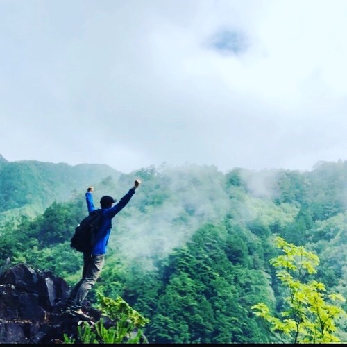 moritaro61's tweet photo. 山登り!
初めての山と森に行きました✨
新しい場所に来ると色々な出逢いがありワクワクします。
大人になった今でも、喜びや驚きが起こります✨
子ども達に伝える・背中を見せる大人として、感動や新たな発見✨
そうした心躍る体験をこれからも続けていきます♪
#自然 #moritaro #保育士 https://t.co/NgDbxClMiI