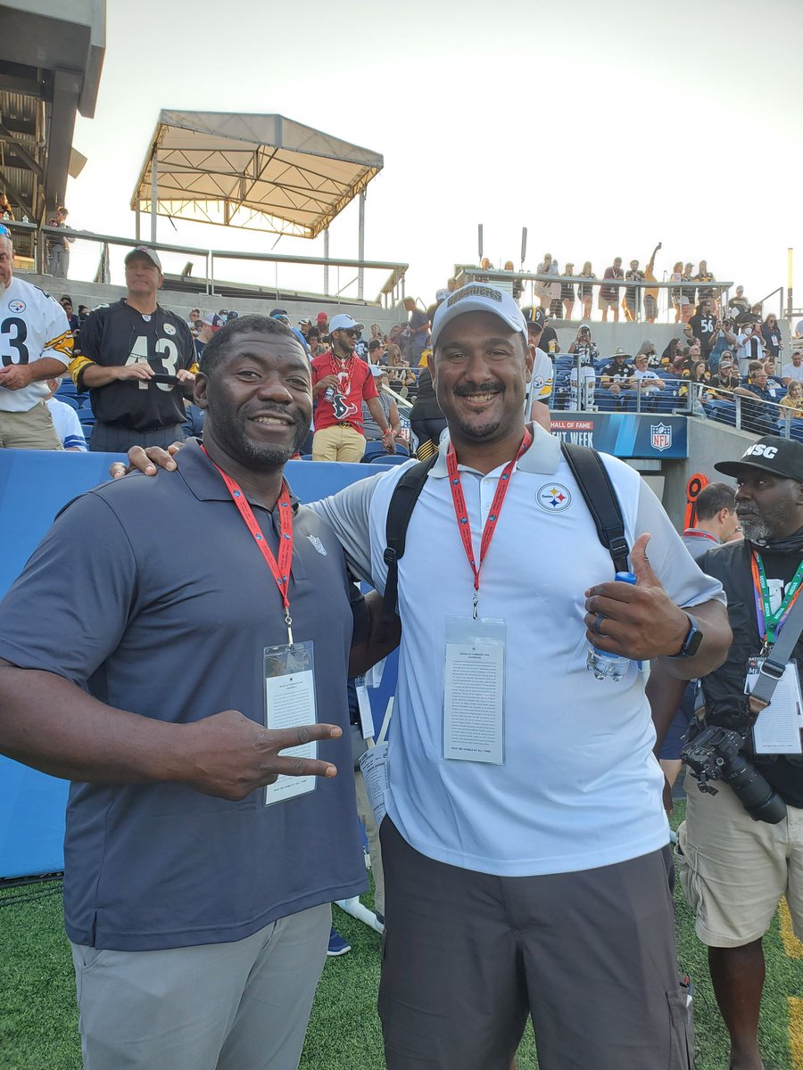 R_Oben's tweet photo. Best of luck this year to my guy @maxstarks78 - the pride of @GatorsFB &amp; played OT for @steelers winning 2 SB's and will now be joining steelers on the sidelines this season🙌🏿🙌🏿 #olinepride https://t.co/6YgESHJDHM