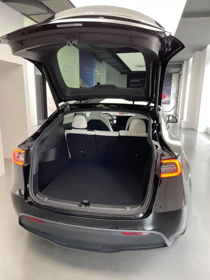 odbuku's tweet image. @tesla #ModelY made it to Paris 🇫🇷