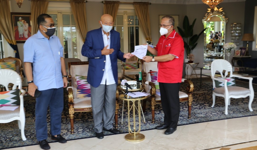 UMNO TUNJANG PERJUANGAN ORANG MELAYU DAN ISLAM” - TENGKU AZLAN ISTIHAR TINGGALKAN BERSATU SERTAI UMNO dlvr.it/S5JbFn