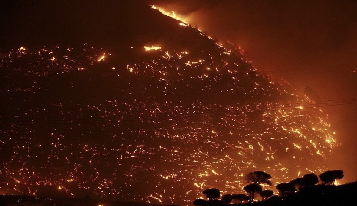 Bozulan ekosistem tüm dünyayı etkiliyor malesef. Bu yangınların bir an önce bitmesi dileğiyle.. #PrayForGreece