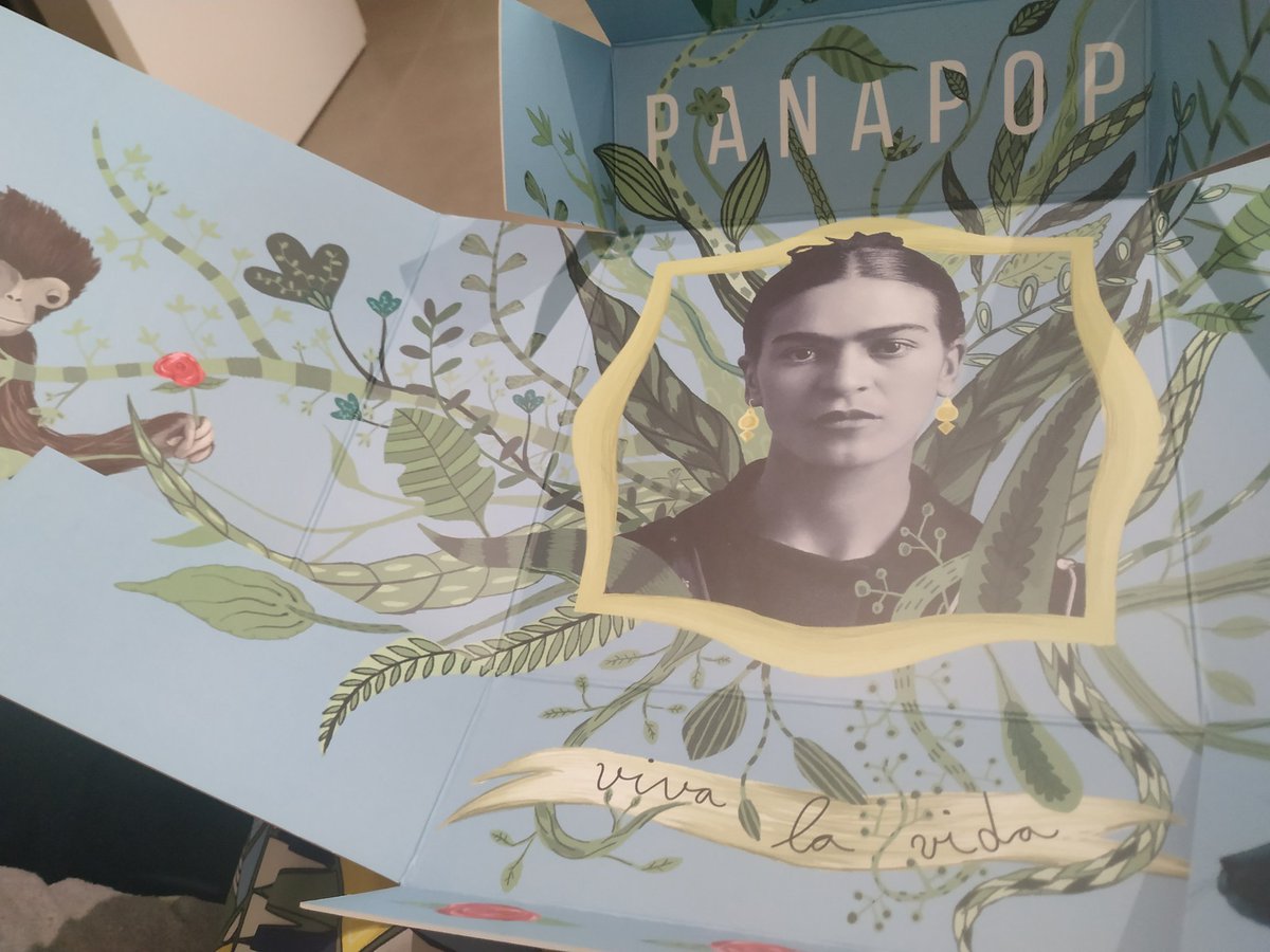 0Uri3eli's tweet photo. Acaba de llegarme y quiero enseñarlo... El bolso es una fantasía pero es que el packaging es espectacular #panapop #fridakahlo https://t.co/p8b8gGfle6