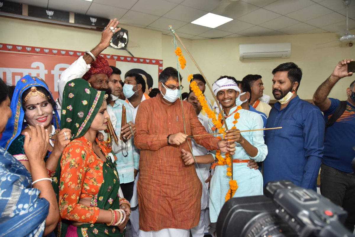 BJP4Rajasthan's tweet photo. प्रदेश अध्यक्ष श्री सतीश पूनियाँ,महामंत्री संगठन श्री चंद्रशेखर तथा अनुसूचित जनजाति मोर्चा प्रदेशाध्यक्ष श्री जितेन्द्र मीणा की उपस्थिति में आदिवासी समुदाय से जुड़े भाई-बहनों ने भाजपा कार्यालय में उपस्थित रहकर पारंपारिक अंदाज़ में विश्व आदिवासी दिवस को उत्सव के रूप में मनाया। https://t.co/ReRWqWRfOf