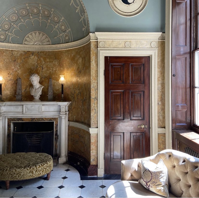 That morning light ✨ a brief moment of city sunshine in between the showers. Wishing you a wonderful week ahead.

#HomeHouse
#thatmorninglight #fronthall #georgianhouse #cornersofmyhome