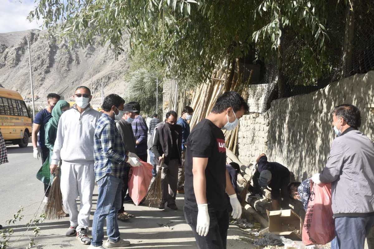 airnewskargil's tweet photo. #Sustainedcleanlinessdrive
Activities held across #KargilLadakh under Azadi Ka Amrit Mahotsav, the employees of different departments led by the ADC Kargil Tsering Motup, along with the Member Municipal Committee (MC) Kargil Zaheer Hussain Babar, staff of MC & volunteers https://t.co/0nwe6Af5pR