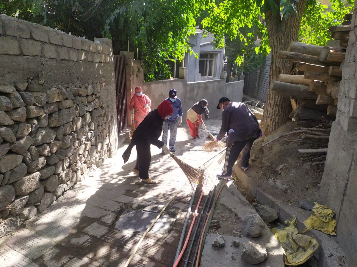 airnewskargil's tweet photo. #Sustainedcleanlinessdrive
Activities held across #KargilLadakh under Azadi Ka Amrit Mahotsav, the employees of different departments led by the ADC Kargil Tsering Motup, along with the Member Municipal Committee (MC) Kargil Zaheer Hussain Babar, staff of MC & volunteers https://t.co/0nwe6Af5pR