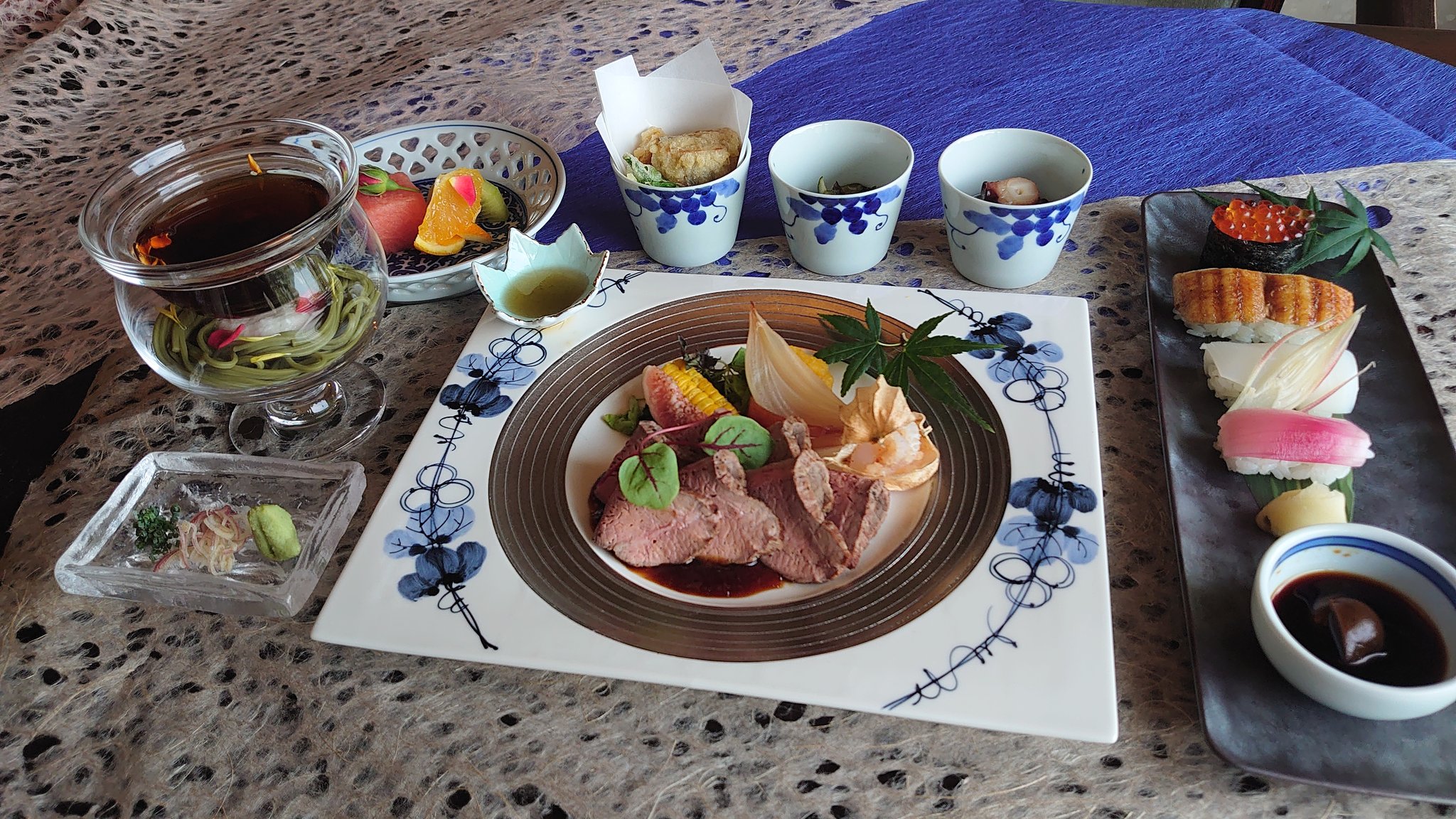 みもすそ川別館 葉月のランチ 始まりました 三種の小鉢に 国産牛ローストビーフをたっぷり そしてトロロそば 野菜寿司や海の幸のにぎりなど 美味しいものが少しづつでお腹いっぱい 暑さを乗り切って頂けます みもすそ川別館 かざね風音 下関 みもすそ川別館 葉月のランチ 始まりました 三種の小鉢に 国産牛ローストビーフをたっぷり そしてトロロそば 野菜寿司や海の幸のにぎりなど 美味しいものが少しづつでお腹いっぱい 暑さを乗り切って頂けます みもすそ川別館 かざね風音 下関