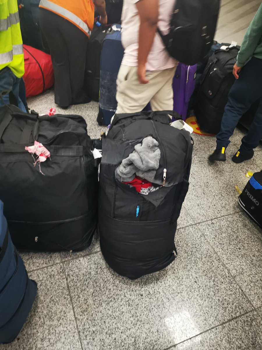 Juanpapro's tweet photo. Los pasajeros de #Ecuador 🇪🇨
Que vienen de los #EEUU #jfk a #Guayaquil  no merecen este trato! Este que mi importismo por parte @goeasternair, y lo peor es que pasa todos los días!
No es justo la @DGAC_Ecuador debe intervenir ya!
Demoras, cancelaciones, equipajes perdidos etc. https://t.co/V85JQdlFr6