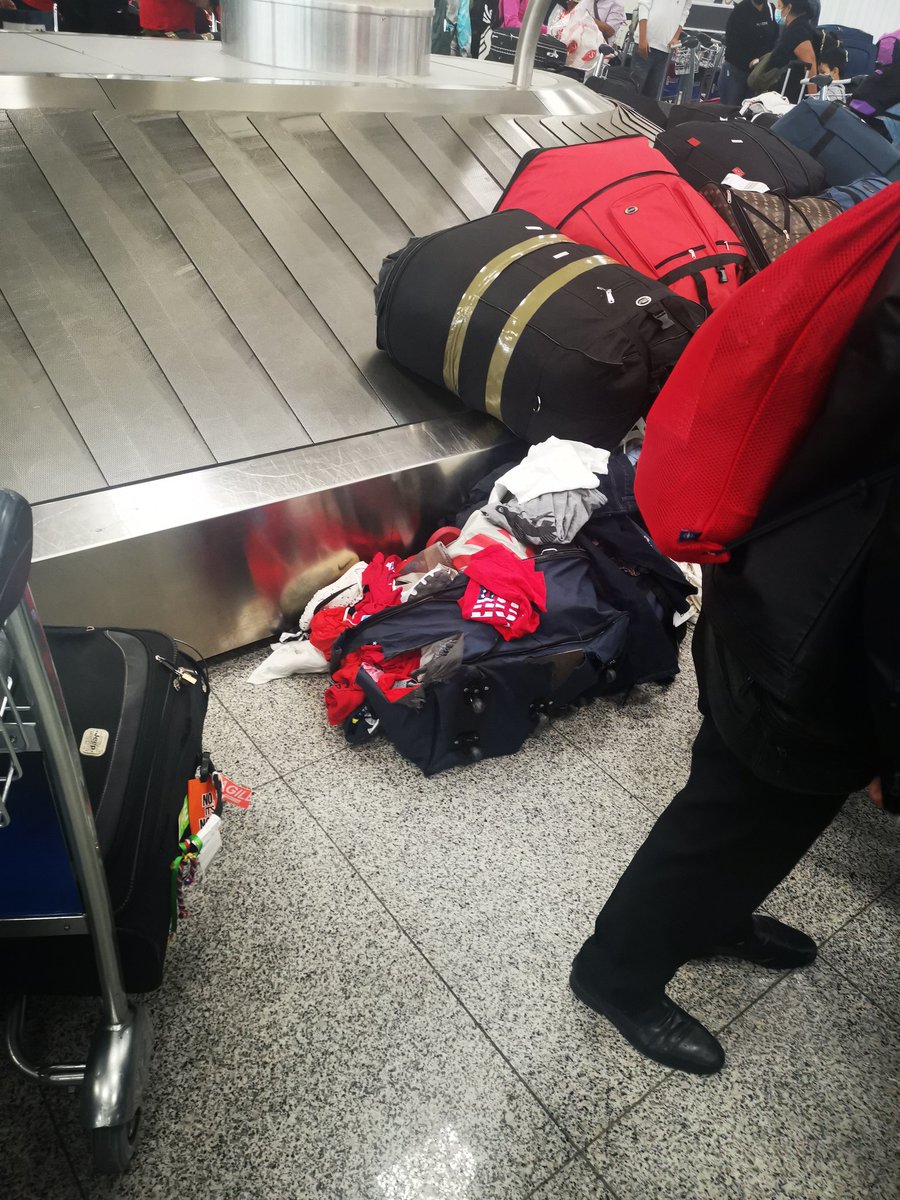 Juanpapro's tweet photo. Los pasajeros de #Ecuador 🇪🇨
Que vienen de los #EEUU #jfk a #Guayaquil  no merecen este trato! Este que mi importismo por parte @goeasternair, y lo peor es que pasa todos los días!
No es justo la @DGAC_Ecuador debe intervenir ya!
Demoras, cancelaciones, equipajes perdidos etc. https://t.co/V85JQdlFr6