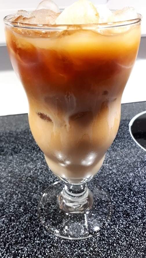 Chris16Miss's tweet photo. Bonjour à toi qui me lis bon lundi et bonne semaine 🌸 coffee time avec un café glacé 👌❤️ #ligue_des_optimistes #photography #photooftheday #CoffeeDay #09August https://t.co/T328Td912e