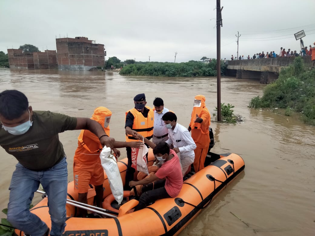 dmballia's tweet photo. बलिया शहर से सटे महावीर घाट (गायत्री शक्तिपीठ के पास) पानी से चारों तरफ से घिरे मकानों में से लोगों को एनडीआरएफ के सहयोग से सुरक्षित स्थान पर ले जाया गया।
@CMOfficeUP @UPGovt @InfoDeptUP https://t.co/6e0oqEOjHW