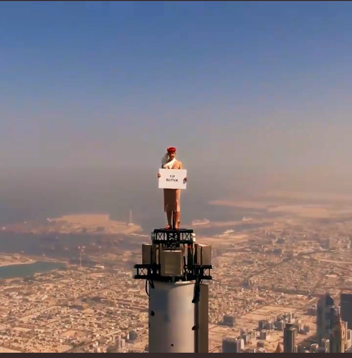 ek_3854's tweet photo. エミレーツ航空の広告✈️🇦🇪

ドバイにある世界一高いビルのBurj Khalifa の上で撮影されたもの😳

先日見た時は合成とかかなと思ったら、まさかの本当に登って撮ってた😂 https://t.co/nmcB8CdAfL