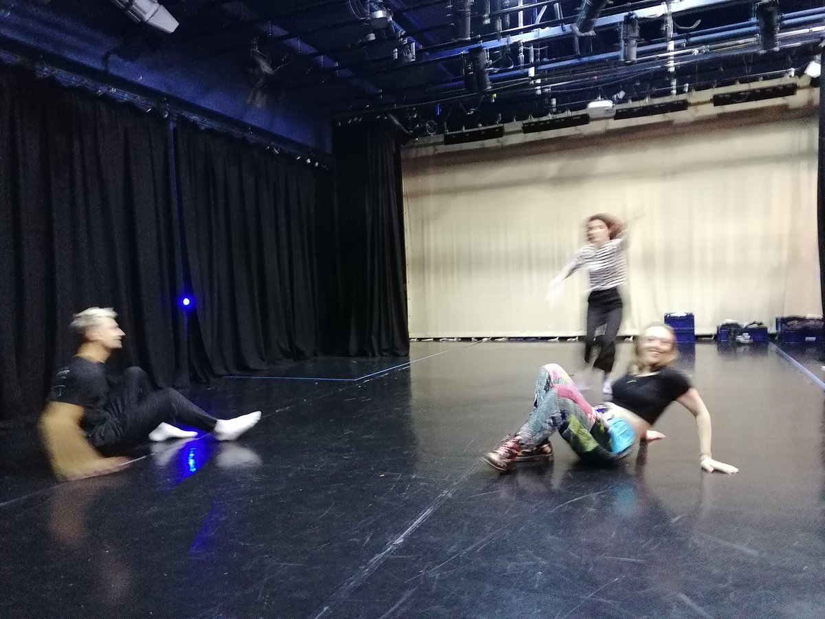 In the immortal words of Mrs Doubtfire: "HELP IS ON THE WAY DEARY!"

When the actions just to fast for you to snap! 📸 To find out whats happening here, book your tickets now!

AS YOU LIKE IT! menagerieofthelost.wixsite.com/theatrecompany…

#music #dance #celidh #touringtheatre #seaside #meadow #forest