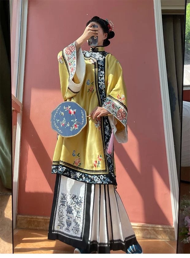Snailspreorder's tweet photo. #ชุดราชวงศ์ชิง #ชุดจีนโบราณ #แฟชั่นชุดจีน #สไตล์จีน #แฟชั่นชุดชิง #ชุดจีนผู้หญิง​ #hanfu #qipao #qingdress #blackdress #blackhanfu #fashion #fashionista #chinesegirl #chineseclothing #beautifulgirls #chinesedress #cutegirls #qingdynasty #traditionaldress #漢服 #清服 #清汉 https://t.co/jELY3vOCmf