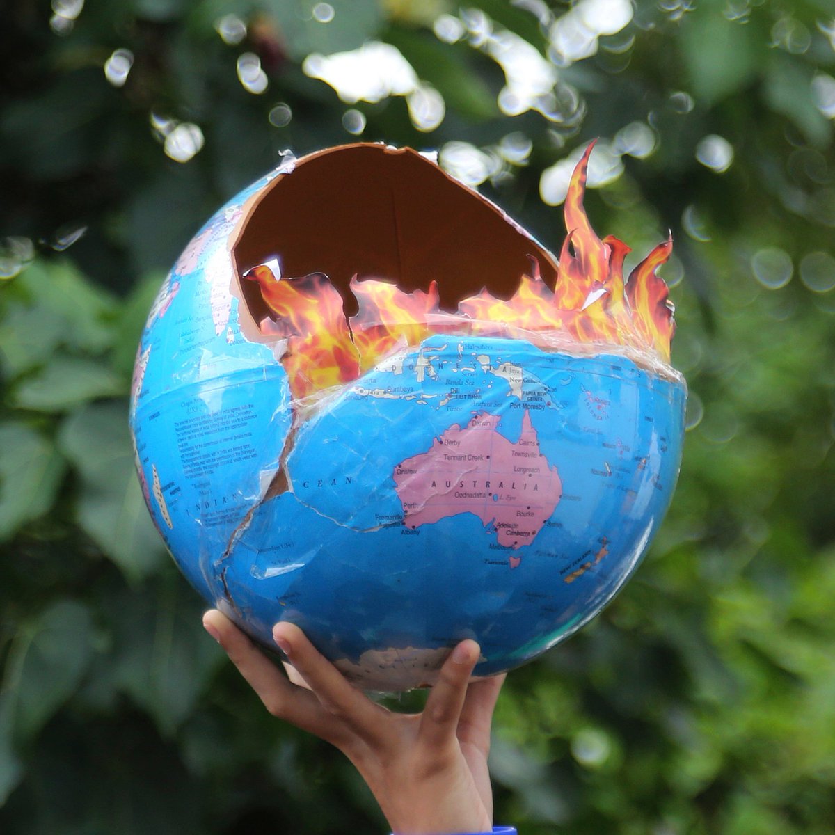 ajplus's tweet image. A hotter future is now &quot;locked in&quot; due to lack of action on CO2 emissions, says a major UN report — calling it a &quot;code red&quot; for humanity.

▪️ Humans &quot;unequivocally&quot; to blame for climate crisis
▪️ Temps may hit Paris limit in 20 years
▪️ Rapid, major emissions changes needed