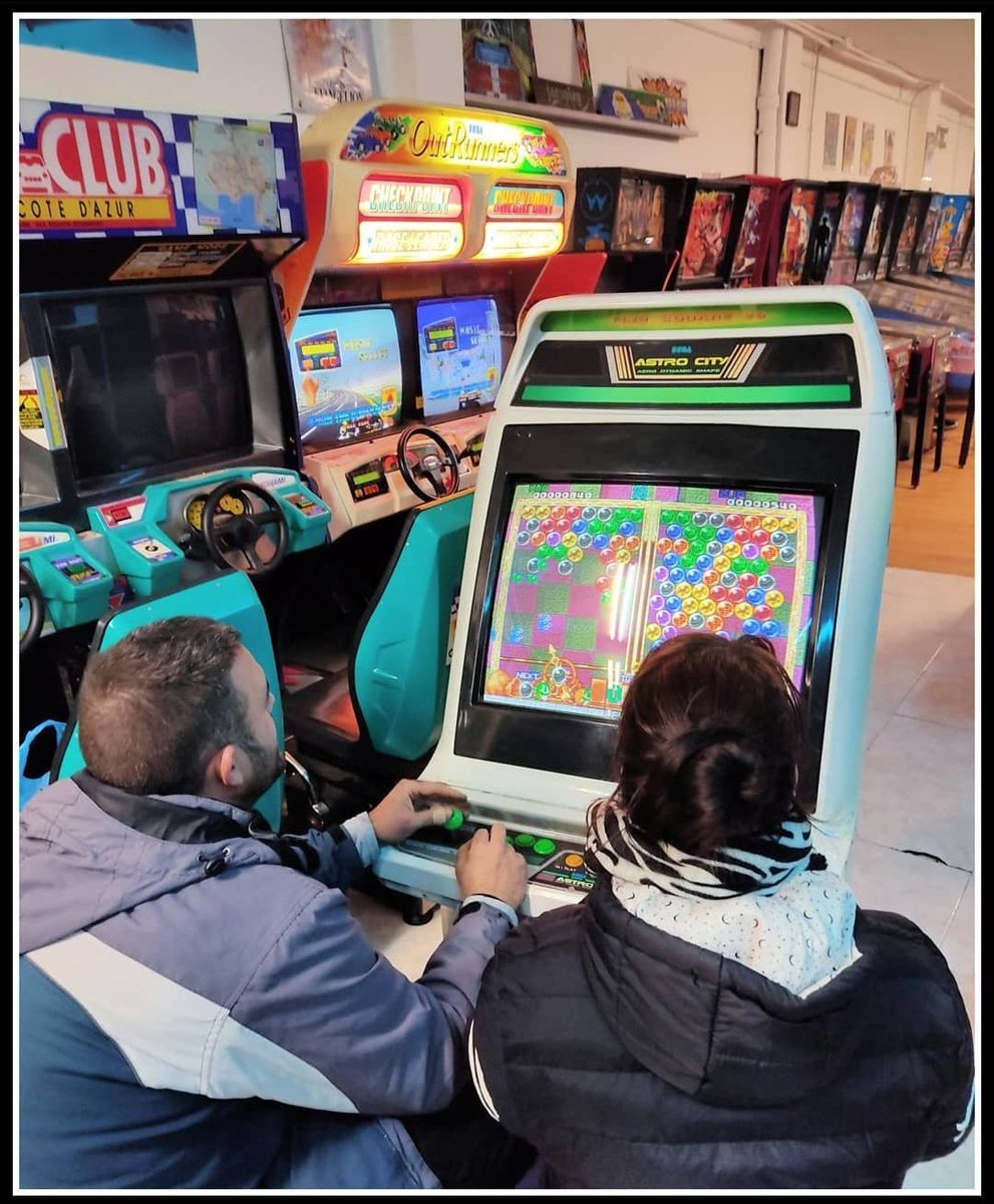 Retromaniacs_es's tweet photo. Nuestro técnico de #Arcade Roger nos dejó fina fina la Astro City de #Sega

Una "cabinet" al gusto japonés: Para jugar sentado

Son de costumbres férreas, a diferencia de que aquí ibamos de flor en flor, ellos juegan a una maquina toda la tarde!!

¿Tú prefieres sentado o de pie? https://t.co/DWORWxhKuM