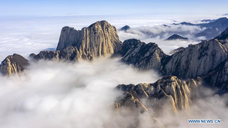 ChinaEmbEsp's tweet image. ⛰️☁️💙 Paisaje del monte #Huashan, en la provincia de Shaanxi, en el noroeste de #China. #BellezaChina