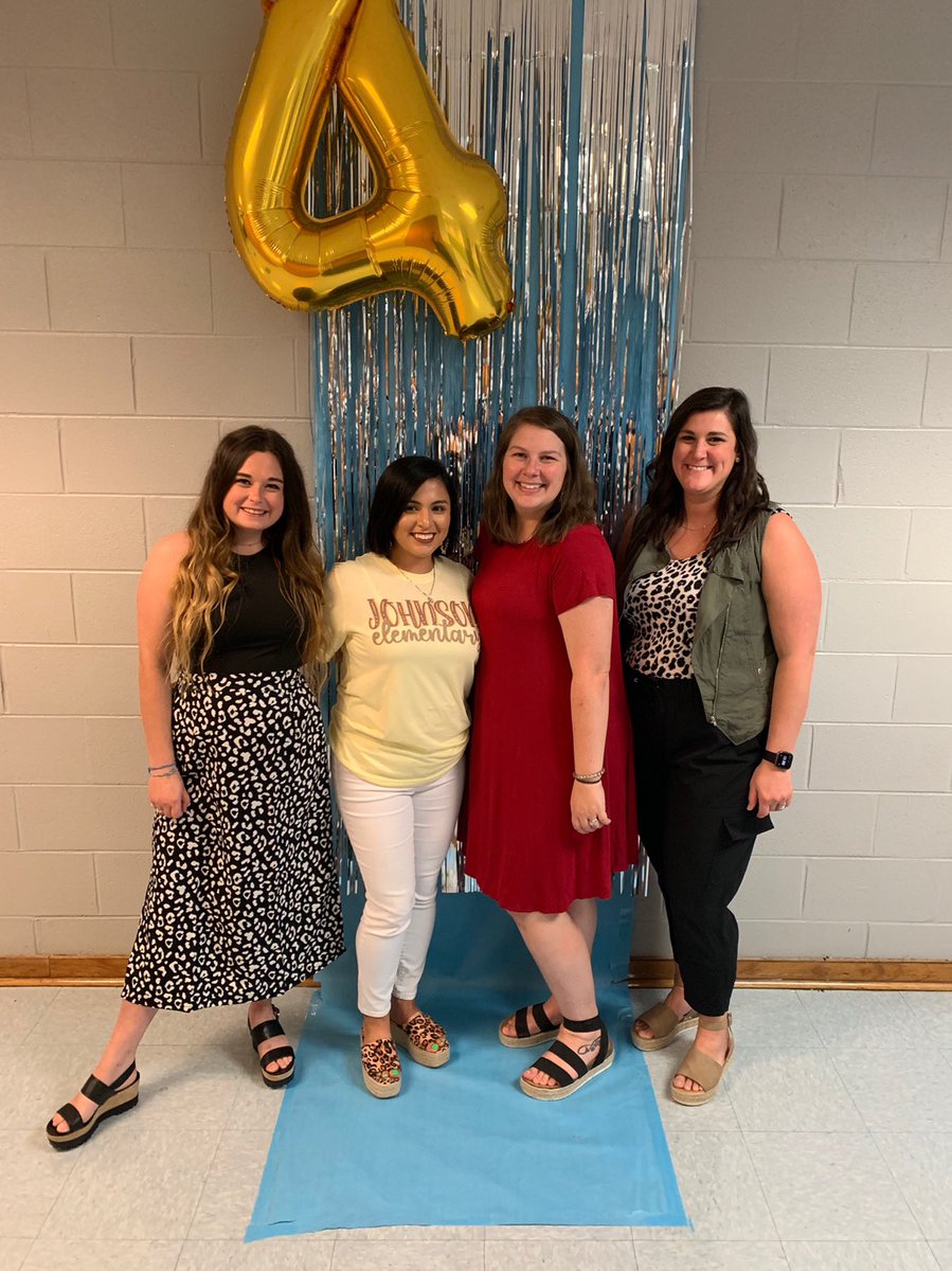 alcalateach's tweet photo. Belonging to every grade level is pretty awesome😬
Meet the teacher✔️ 
#johnsonproud #BacktoSchool2021 #duallanguageteacher https://t.co/o7GyTjzMMS