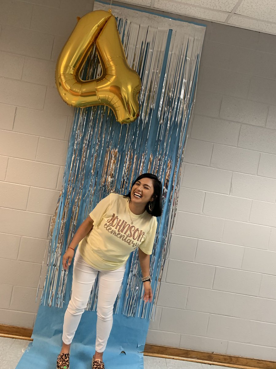 alcalateach's tweet photo. Belonging to every grade level is pretty awesome😬
Meet the teacher✔️ 
#johnsonproud #BacktoSchool2021 #duallanguageteacher https://t.co/o7GyTjzMMS