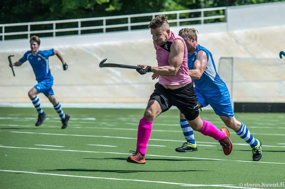 7.8. pelattiin Hockey5-SM:n alkusarja. HC Kilppari voitti Unitedin 11-1, jossa Tommi Rantala (arkistokuva) toimi kapellimestarina tehden 7 maalia. HT-85 kaatui luvuin 9-2, tällöin maaliruiskuina häärivät Sampo Hirvioja x4 Andrew Scholfield x3📷:Rainer Lönnbäck #maahockey #urheilu