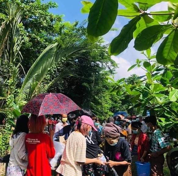m4_MeeMee's tweet photo. Young people donate food supplies masks and medicine to people in Pathein which locked down due to covid-19 epidemic.
#HearMyanmarYouths #Aug9Coup 
#WhatsHappeningInMyanmar https://t.co/2HqV8Mrrft