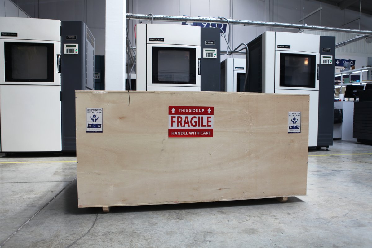 Bir yolcu otobüsünün ön konsolunun tamamını, 3B dijital fabrikamızda, #FDM teknolojisi kullanarak ürettik. 🚍

Parçalarımız bugün yola çıkıyor. Dikkat edin, bir gün Polonya'da ya da Almanya'da otobüse bindiğinizde +90 kalitesiyle karşılaşabilirsiniz. 😉

#3BBaskı #Dijital #Üretim