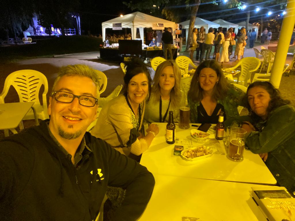 Espectacular el nivelazo de <a href="/gatanegra_fest/">gatanegra.fest</a> los mejores días de literatura, buen vivir y risas en mucho mucho tiempo. Gracias <a href="/_LuisRoso/">Luis Roso</a> por esta experiencia. Aquí con unos colegas únicos <a href="/MenMarias/">Men Marías</a> <a href="/MFrisa/">María Frisa</a> <a href="/BenitoOlmo/">Benito Olmo</a> y Juana Cortés