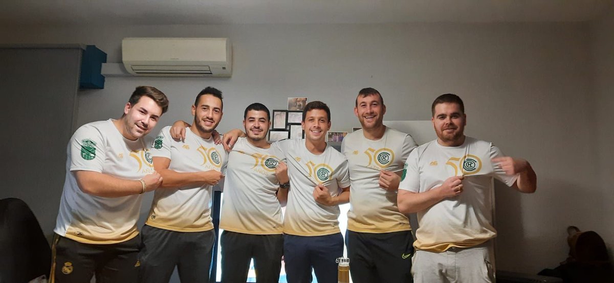 CPChinato's tweet photo. ¿🏝 o 🏠?

No importa el lugar. No hay mejor camiseta para disfrutar en la playa o en casa 😍

Y este año volveremos a tener disponible la camiseta del 50 aniversario y otras prendas del club. ¡Pregunta en el bar del estadio los días de partido! 

#SomosChinato💚🤍 https://t.co/efFuydJdAb