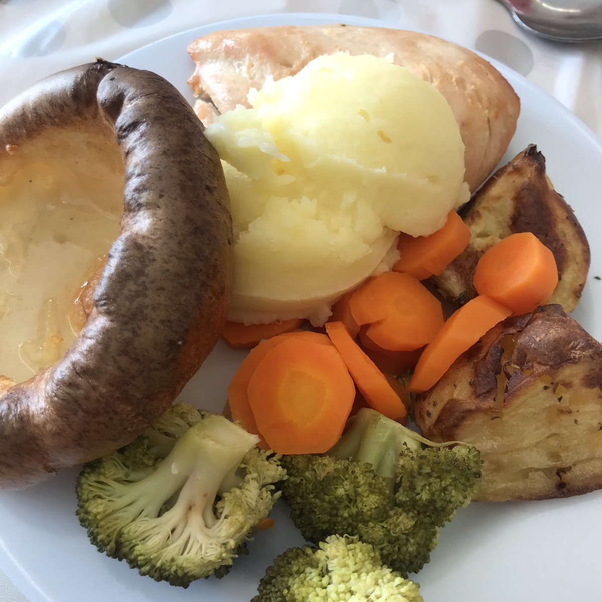 MissHobsonEYFS's tweet photo. ⭐️ What an amazing lunch I just had, made by Mya and her friends at school! Well done @GD_Primary for another fantastic holiday club! 👩🏾‍🍳 https://t.co/Urk6OkUrVX