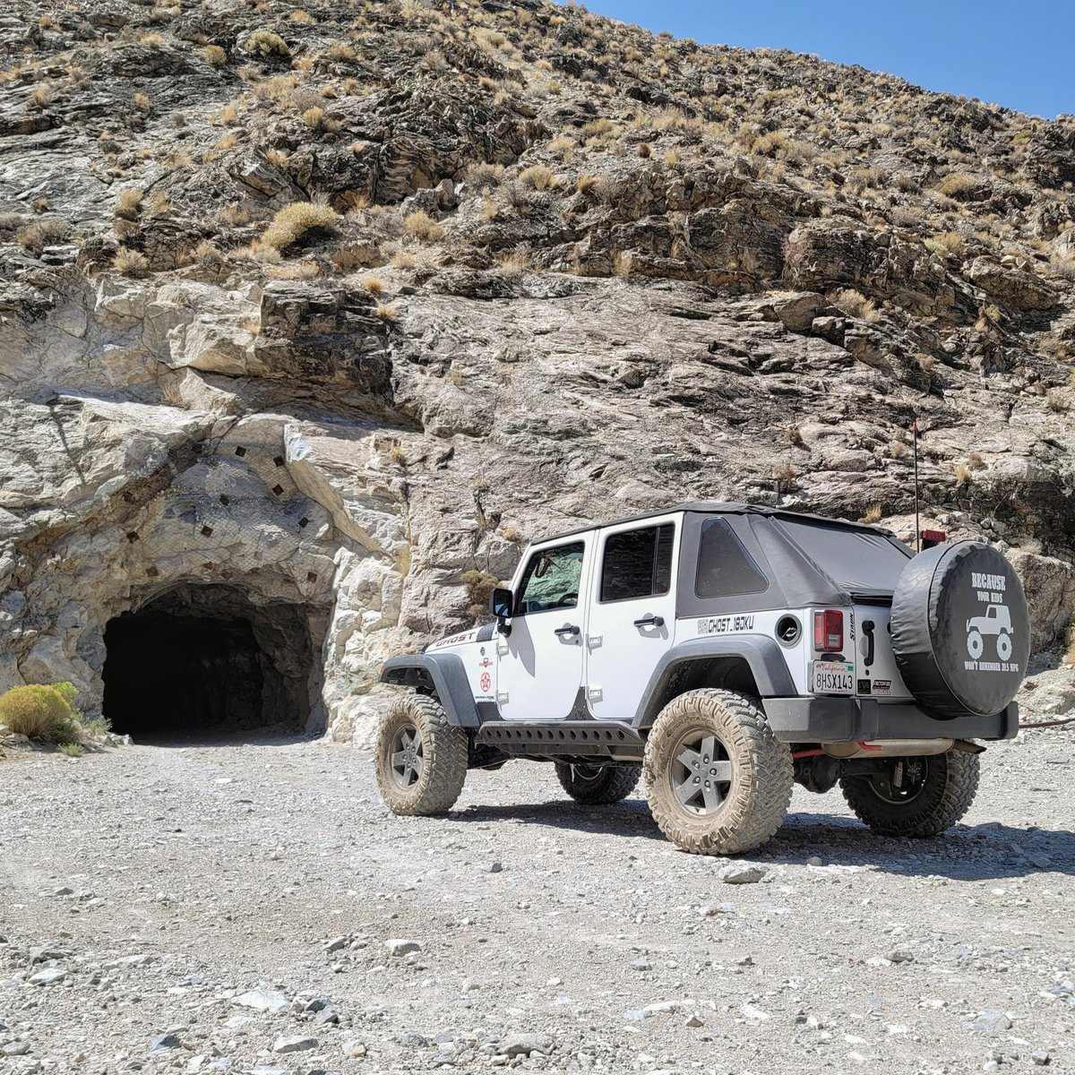 Ghost_18jku's tweet photo. Insert Here... 😆😆😆

#Jeep #Jeepers #Jeeplife #TeamNitto #RewardMine #California #OffRoad

_OIIIIIIIO_
@Jeep | @THEJeepMafia | @NittoTire | @Legendary1941 | @2fingeredsocie1 https://t.co/B0EJ2es91K