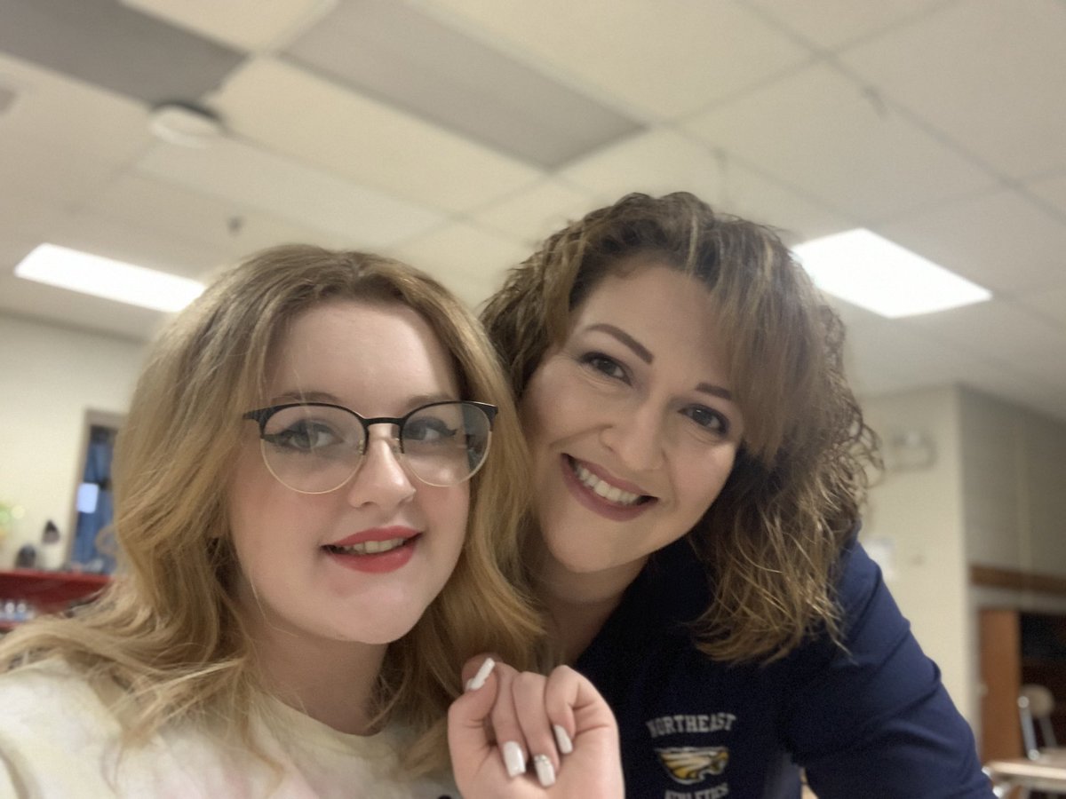 AmandaAdcock81's tweet photo. My mini is off to sophomore year!  She spent 20 minutes taking selfies with both of us. https://t.co/1BYxfwB2vY