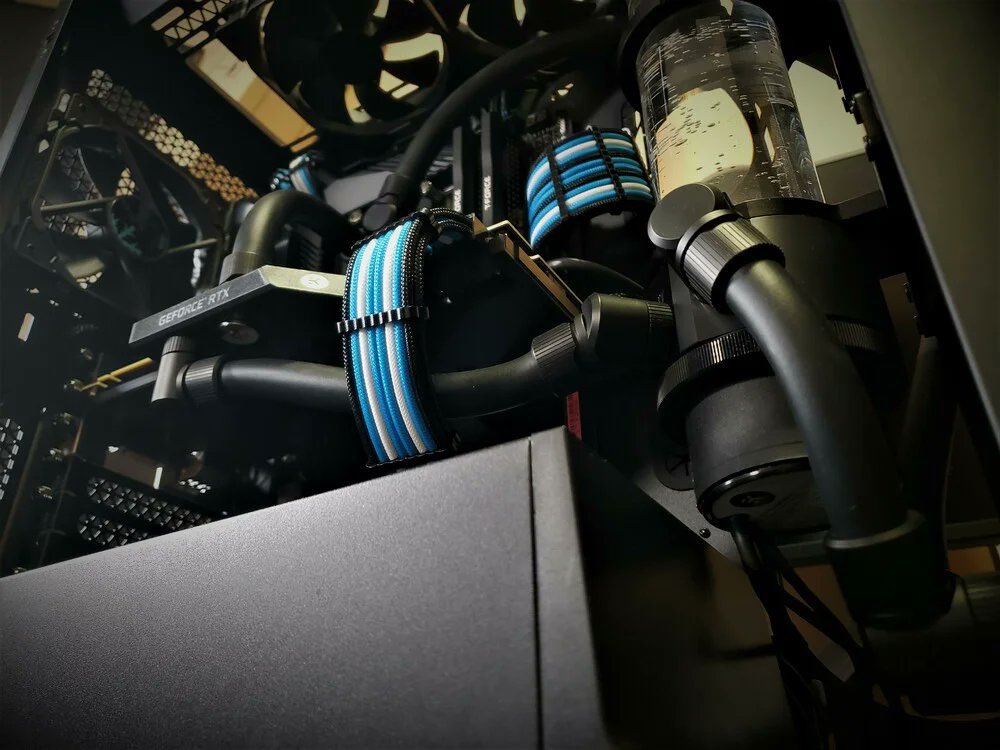 CableModJPN's tweet image. 私たちの独自設計のプロケーブル使用して、とにかくかっこいいPCを作りましょ！ 😄

詳細:builds.gg/nuggetking/the…