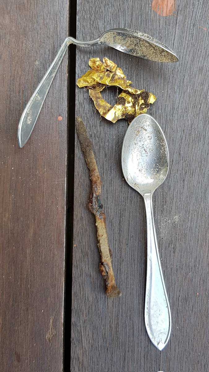 Sormulanmummo's tweet photo. Löytyi #lapio! Löytyi #lusikoita #Aarteenetsintä lapsenlasten kanssa. #metallinpaljastin #pihahommat #mummolatouhut #kylläkoukuttaa https://t.co/kojREjlkTg