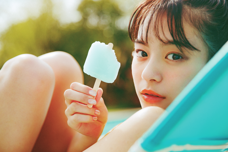 SeventeenJP_mag's tweet photo. 梨々花・汐梨・莉子といっしょに、夏休みをすごしてみたいコ集合〜🙋🏻‍♀️🌴

おうちで🎉 海辺で⛱ 青空の下で☀️
3人の夏のある日をスナップしたよ📸 みんなキラキラしてて、見てるだけで楽しくなる🥰

【計12枚の写真あり】
➡️https://t.co/I8jMQBZ0xC

#田���梨々花 #永瀬莉子 #秋田汐梨 https://t.co/8NVmcz6fH1