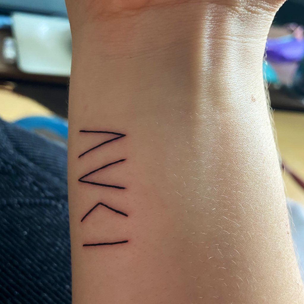 Type1Elle's tweet photo. Finally bit the bullet and got my tattoo! Celebrating 20years of type 1! #tattoo #type1diabetes #t1d #gbdoc #iamgreaterthanmyhighsandlows https://t.co/InqggRMFuc