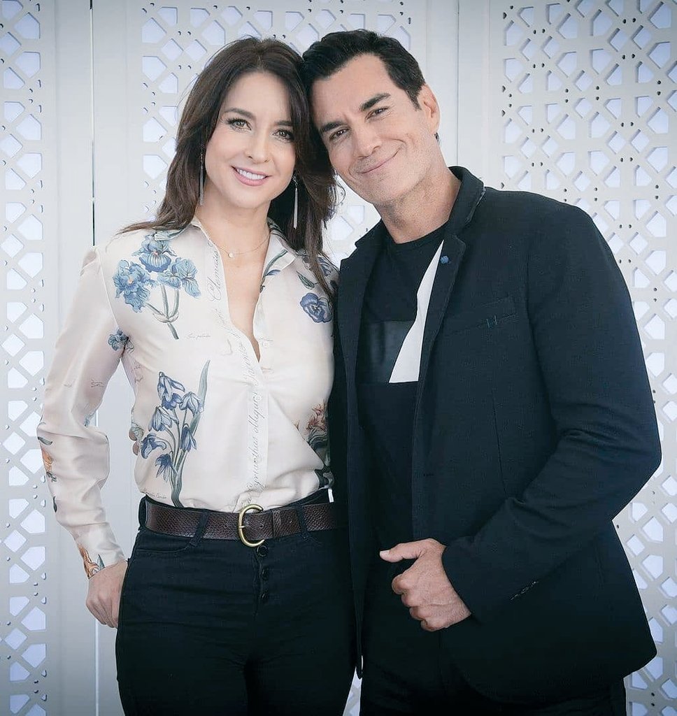 SusyGlezNews's tweet photo. Finalmente llegó el gran día!
Les deseamos todo el éxito del mundo en ésta nueva aventura que hoy comienza!!🌟💫
 #ElAmorCambiaDePiel 🎬

[#SusanaGonzalez #DavidCepeda ] https://t.co/nR33nMv5SH