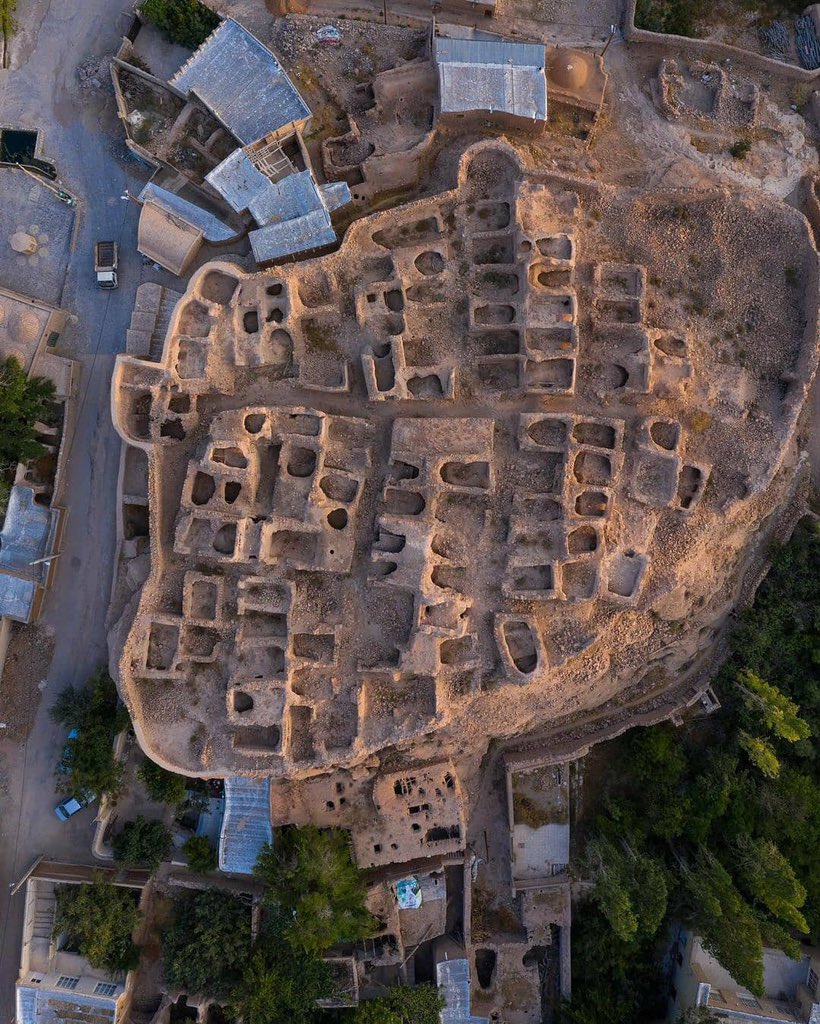 می‌گویند توران‌پشت یا همان توران‌دخت در شهرستان تفت استان یزد به دستور توران دخت دختر خسروپرویز در م...