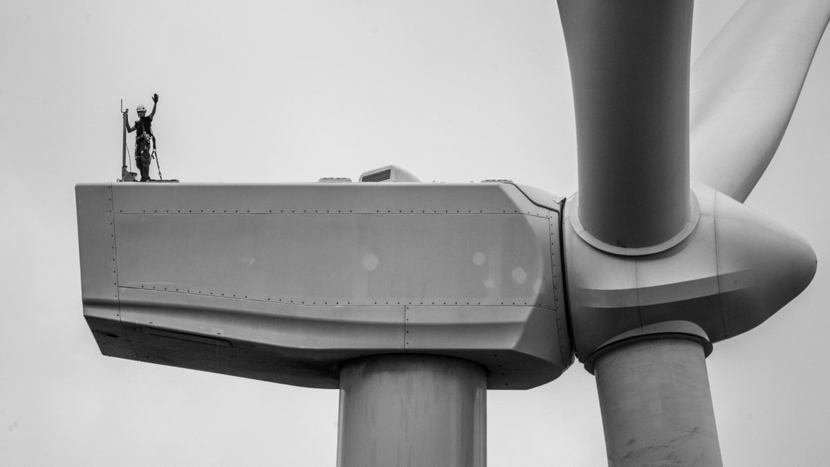 ApexCleanEnergy's tweet image. #Cleanenergy projects create American #jobs 👷 and lessen our reliance on foreign fuel sources. It’s a homegrown, pollution-free win-win.