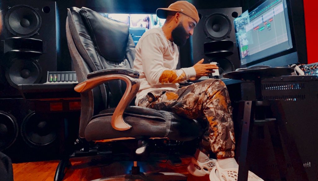 ArcangelPrrra's tweet photo. Tengo un Leon en mi brazo derecho,un perro salvaje africano en mi corazón y un águila en mi cerebro! Un ser humano imperfecto pero con un hambre insaciable de cada día ser mejor! GRACIAS al PADRE por la VIDA y por la INSPIRACIÓN. https://t.co/dhvwKV5ZWa