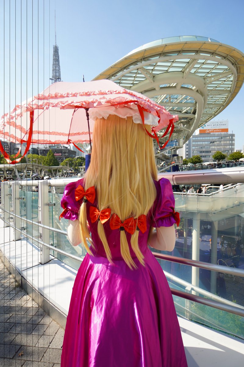 外の世界に佇む八雲紫 幻想郷では数少ない外の世界に現れるかもしれ