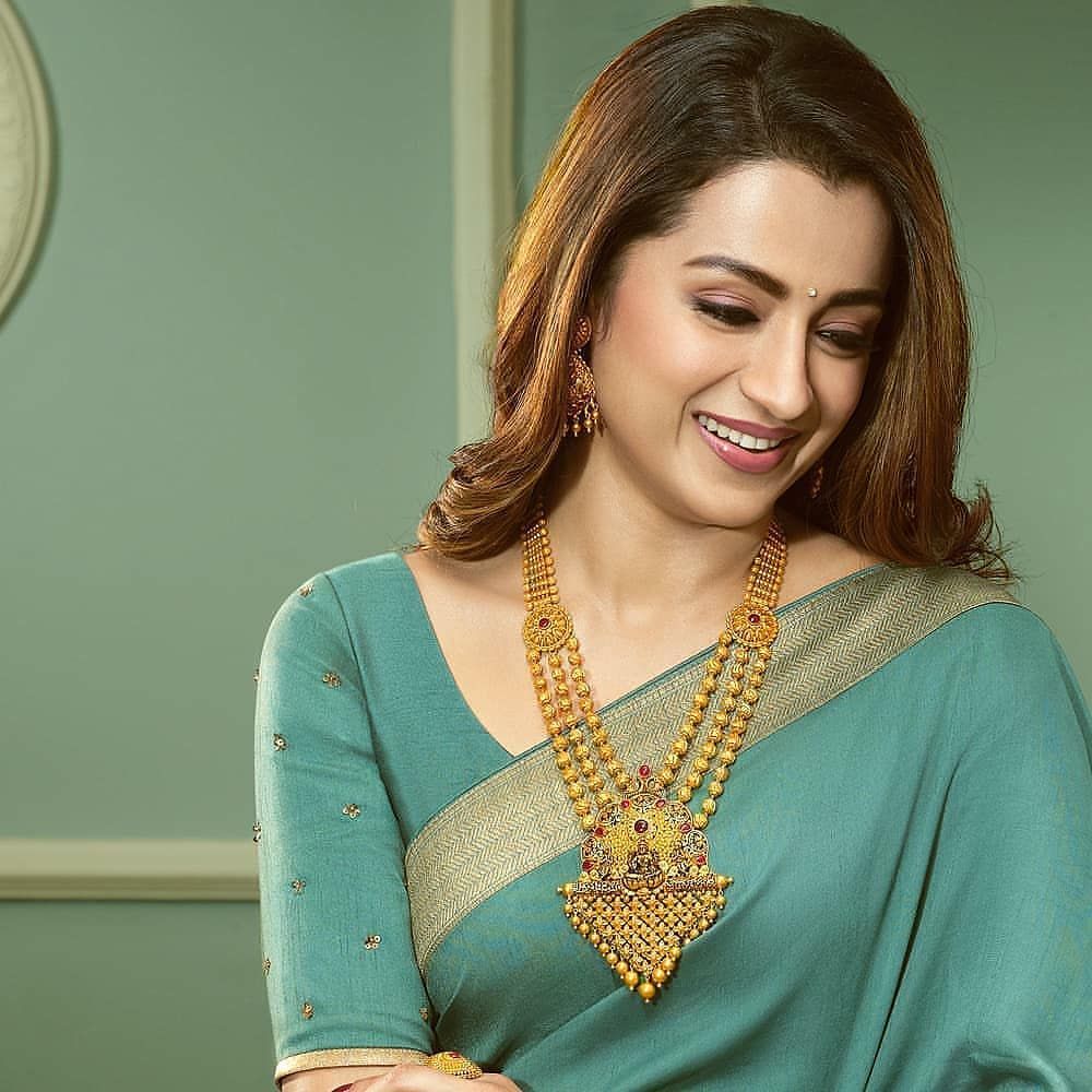 trishafanspage's tweet photo. Konjam Inga paaru Kannu
#TeamTrisha https://t.co/9C8X4CrDpb
