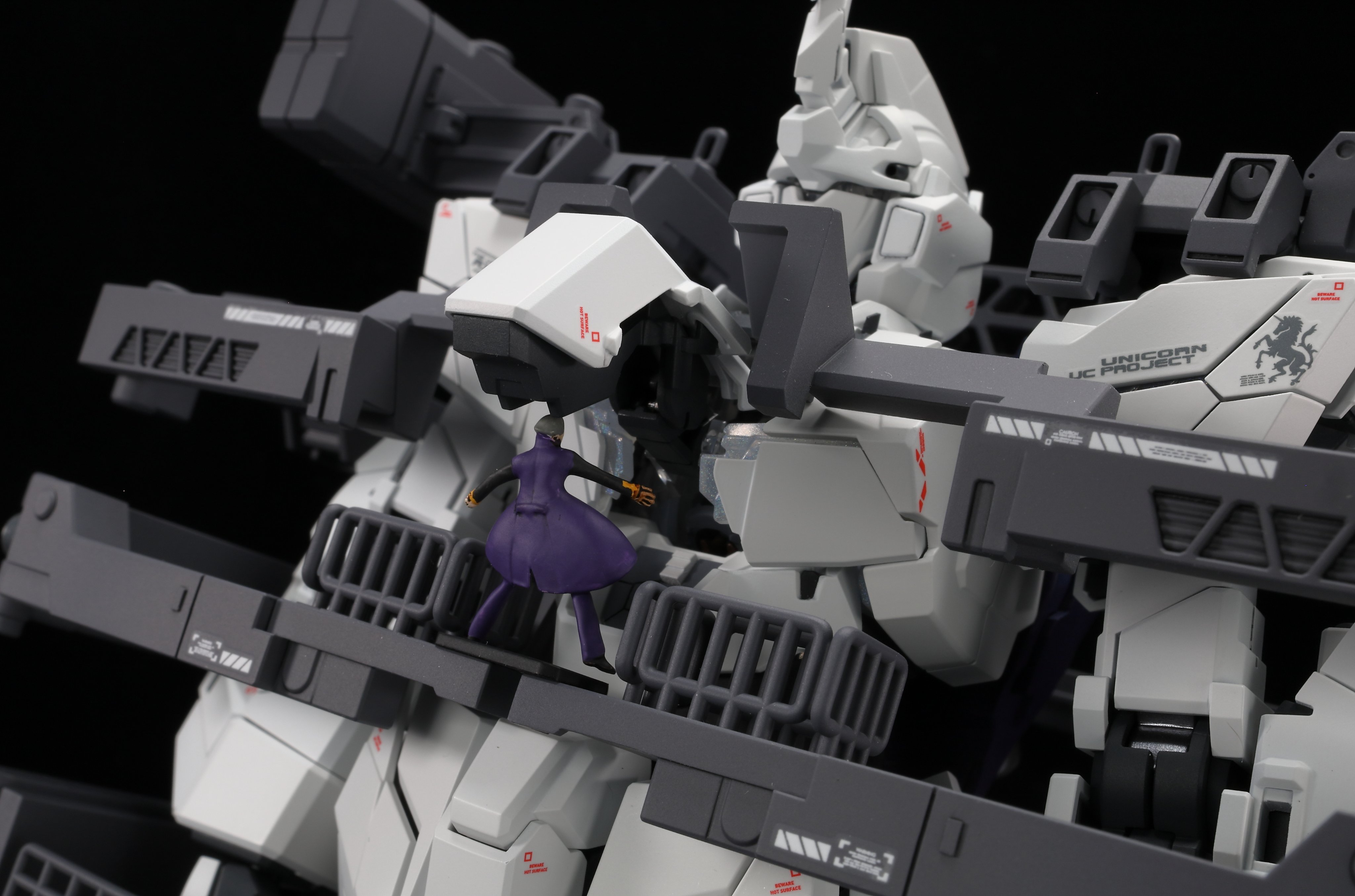 けーくる Mg Ex ユニコーン ガンダム Ver Ka ユニコーンアンテナはシャープに削りこみ 肩のバンダイエッジを落としてアウトラインを調整 膝のモーター中央にガルグレーで塗装したjdリベットを配置し つま先はプラバンで２ｍｍ延長 付属デカール Rb