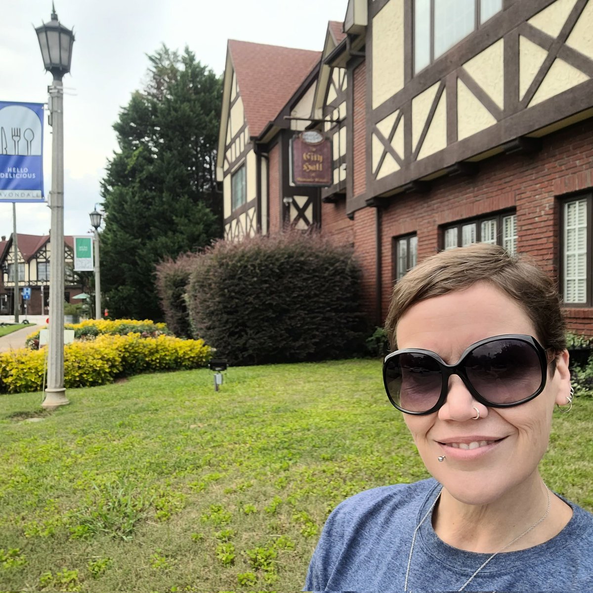 kianarae's tweet photo. In honor of #CityHallSelfieDay being less than a week away, I made a quick detour from the airport on Saturday. #CHS21

#onthelist #mybusiness #CHSqueen #selfiegoals #lovgov #CityHallSelfie #cityhall #AvondaleEstatesGA #ELGL50 https://t.co/SGiVCYXgmY