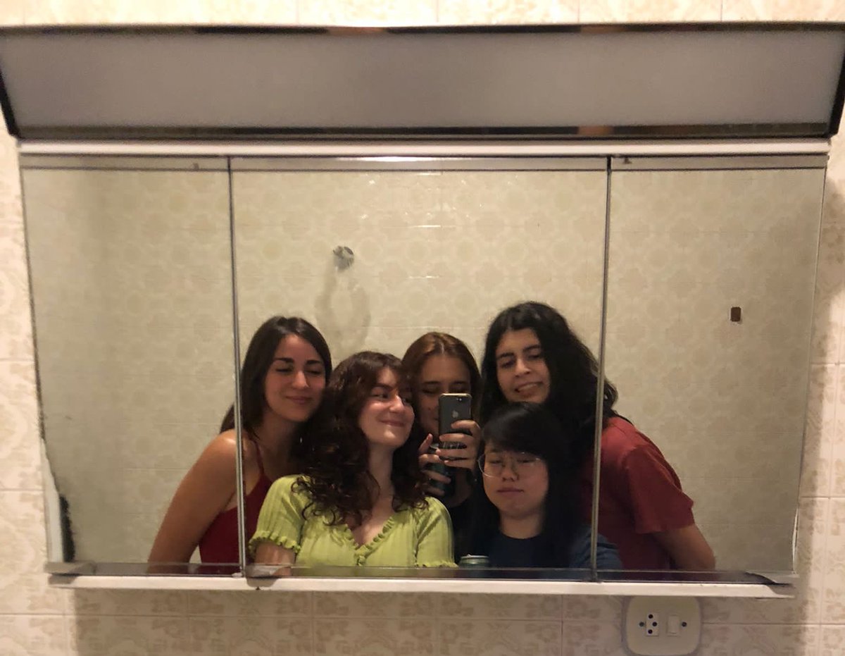 Elena_a9's tweet photo. Paraaaah emosioh nos juntamos las 5 🥳🥰💕 https://t.co/BPBjPgZIha