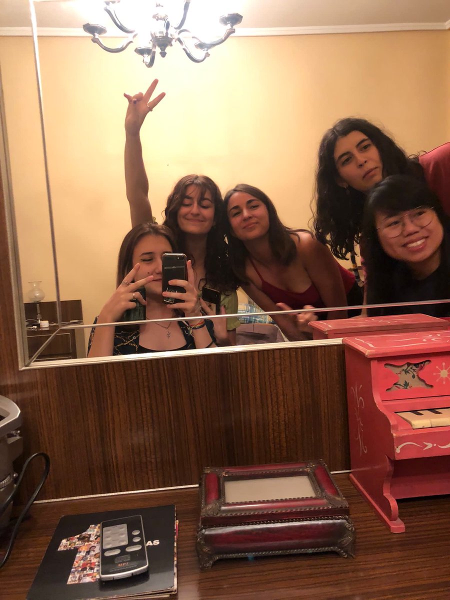 Elena_a9's tweet photo. Paraaaah emosioh nos juntamos las 5 🥳🥰💕 https://t.co/BPBjPgZIha