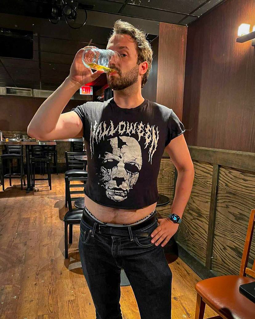 TheRyanDillon's tweet image. Won a Halloween crop top at @gutsforlaughs and it made me scary AND hot. 

📸 @xoboflowers