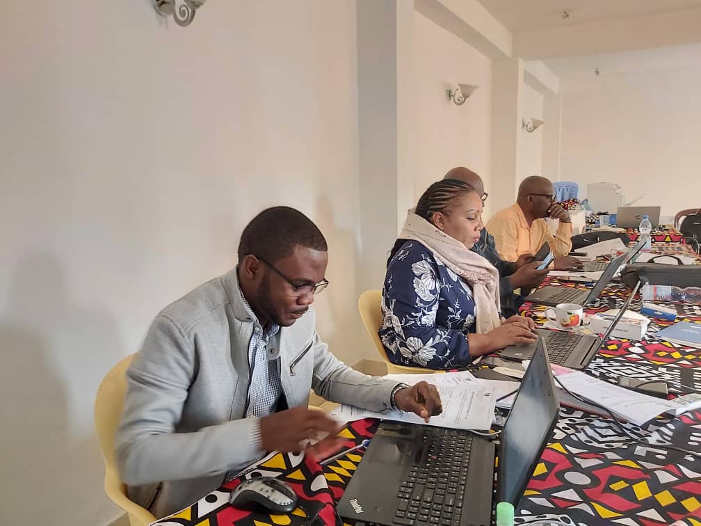 molombebebe's tweet photo. #PERSE
En retraite à Mbanza ngungu, du 08 au 14/08/21, une équipe d'Experts conduite par le Coordo. adjoint du PERSE, travaille à la production du manuel d'exécution du mécanisme de gestion de plaintes (MGP) dans son volet lié aux VSBG en milieu scolaire. https://t.co/6ZMnSzMuLA