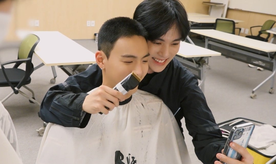 mhrated's tweet photo. he was so excited to shave shownu's hair 😭 #민혁 ♡ #셔누 https://t.co/nh58qJS4pc
