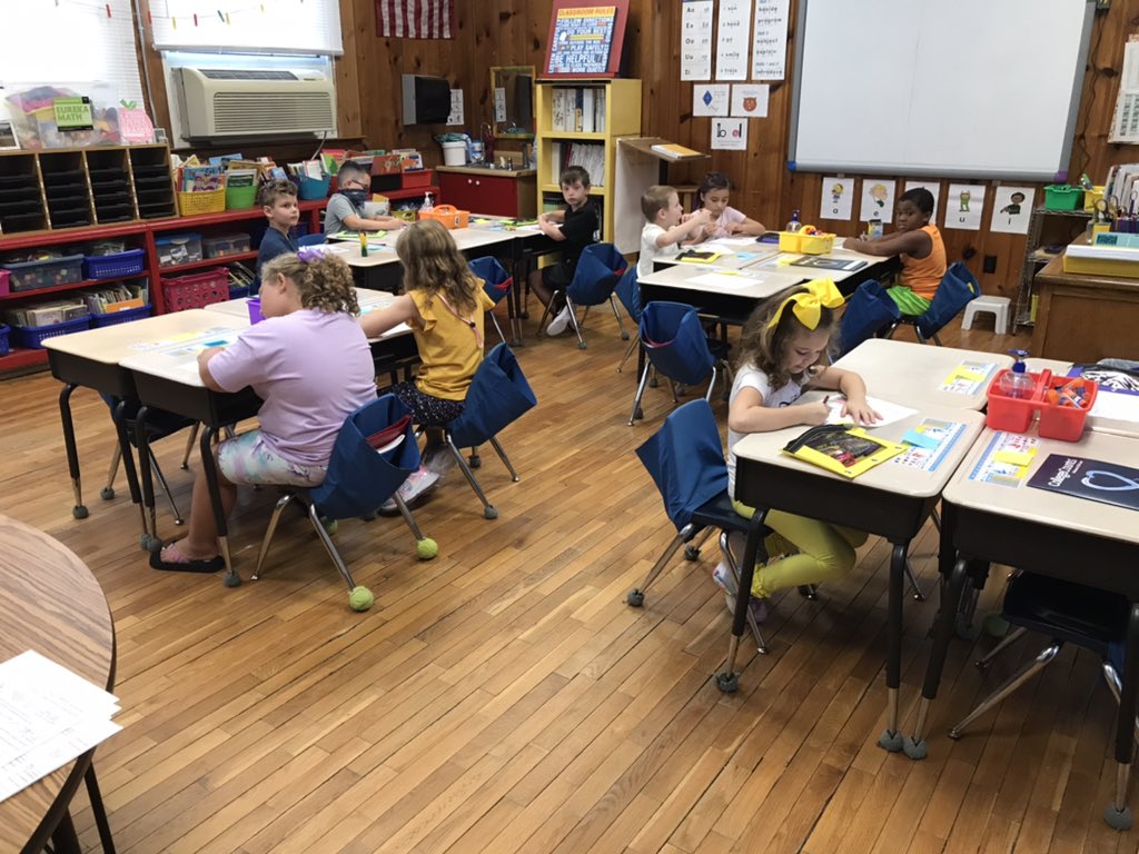 LaudCoSS's tweet photo. The Chipmunks are jamming out for back to school this morning! Underwood Elementary has such a welcoming setup this morning. Hope everyone has a great day! #backtoschool #LCschools https://t.co/v2nanr4XZD